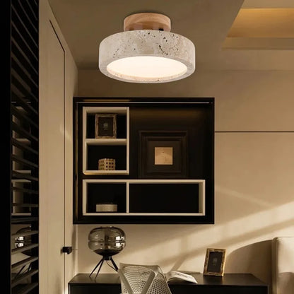 Minimalistisk loftlampe i travertin og træ