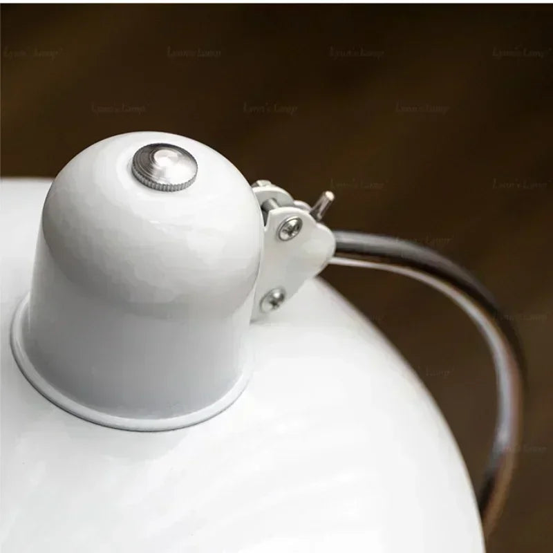 Retro bordlampe i metal med forkromet fod