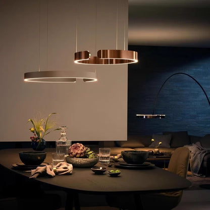Moderne rund LED-pendellampe med lysring