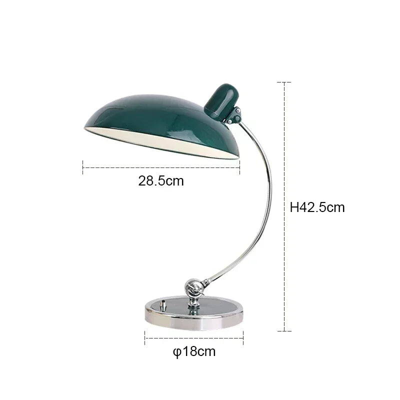 Retro bordlampe i metal med forkromet fod
