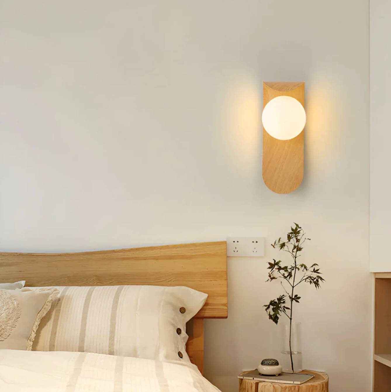 Moderne LED-væglampe med træelement – til stue og soveværelse