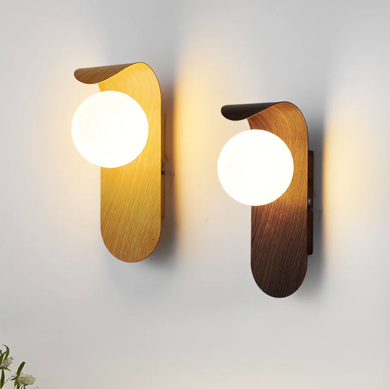 Moderne LED-væglampe med træelement – til stue og soveværelse