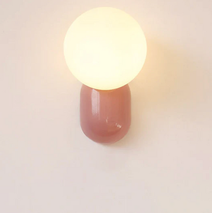 Moderne væglampe med kugleformet skærm og LED