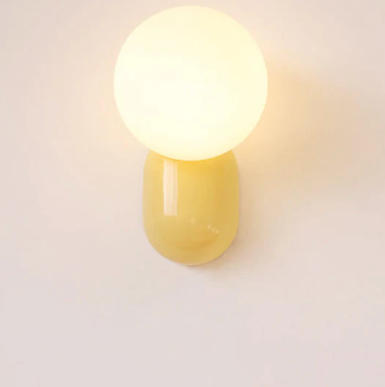 Moderne væglampe med kugleformet skærm og LED