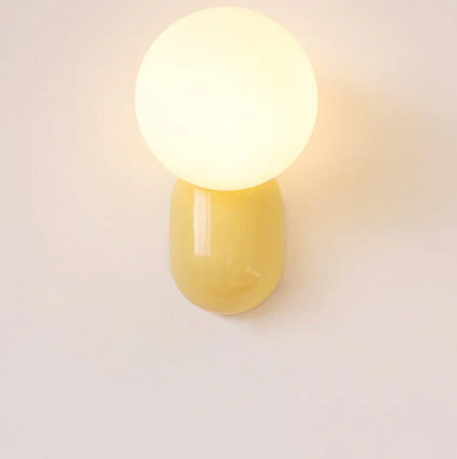 Moderne væglampe med kugleformet skærm og LED