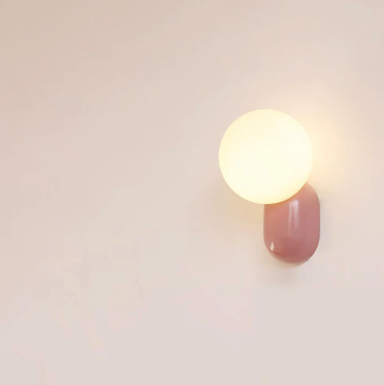 Moderne væglampe med kugleformet skærm og LED
