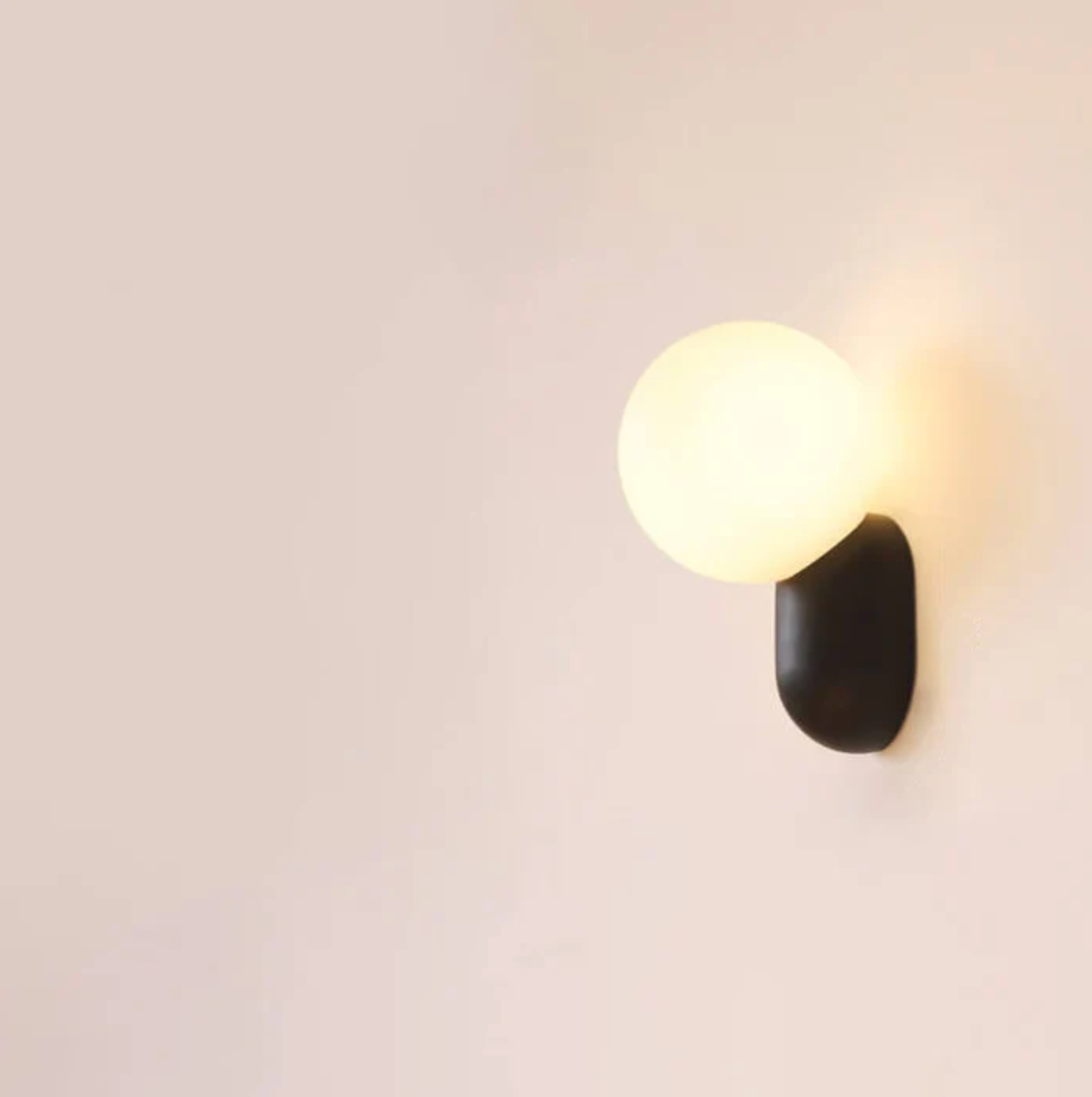Moderne væglampe med kugleformet skærm og LED