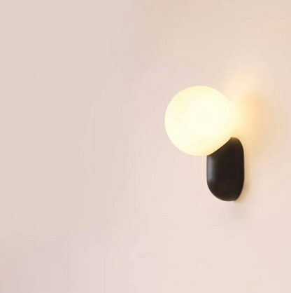 Moderne væglampe med kugleformet skærm og LED