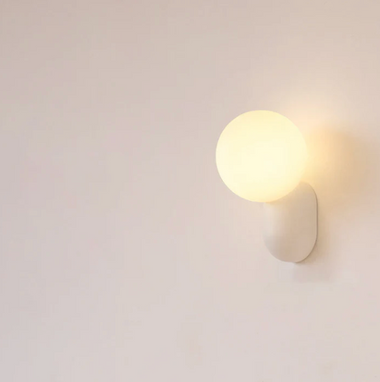 Moderne væglampe med kugleformet skærm og LED