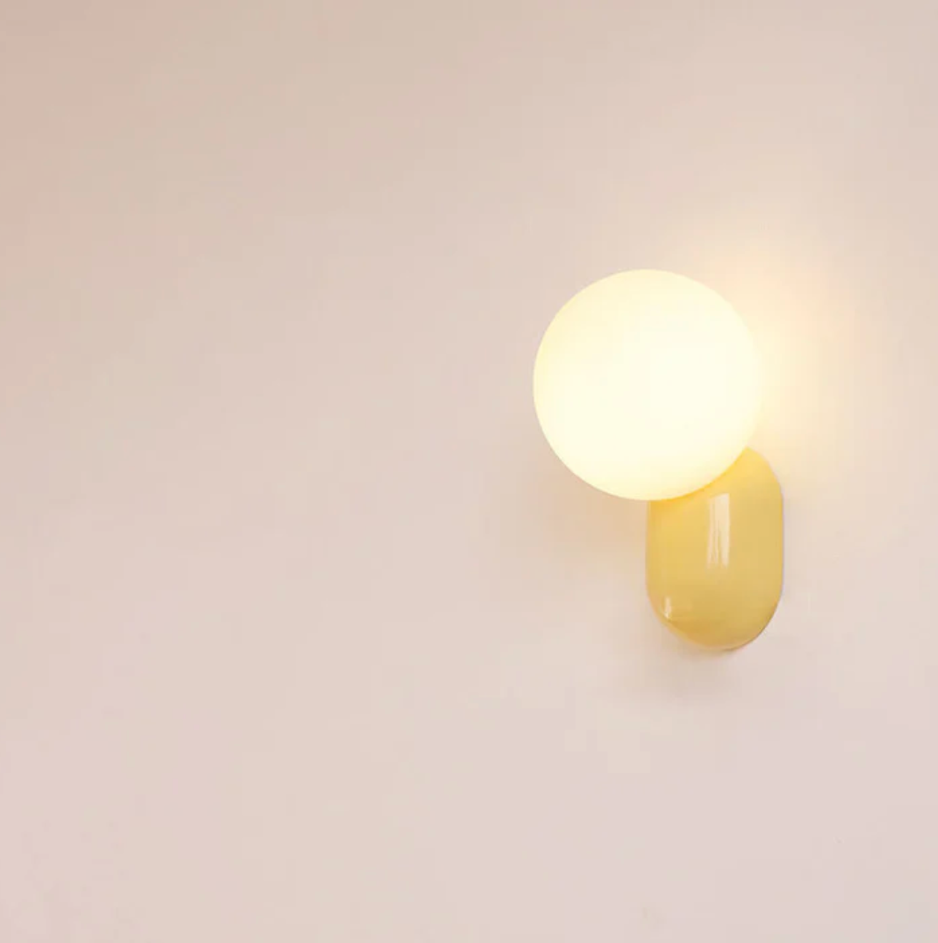 Moderne væglampe med kugleformet skærm og LED