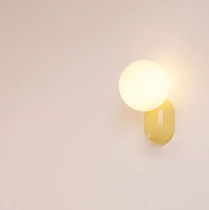 Moderne væglampe med kugleformet skærm og LED