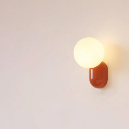 Moderne væglampe med kugleformet skærm og LED