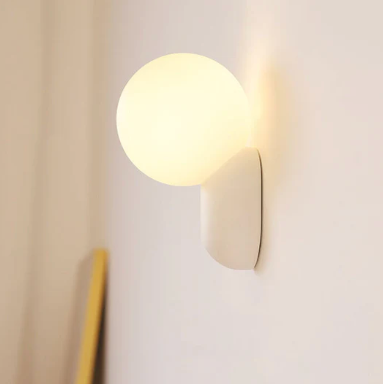 Moderne væglampe med kugleformet skærm og LED