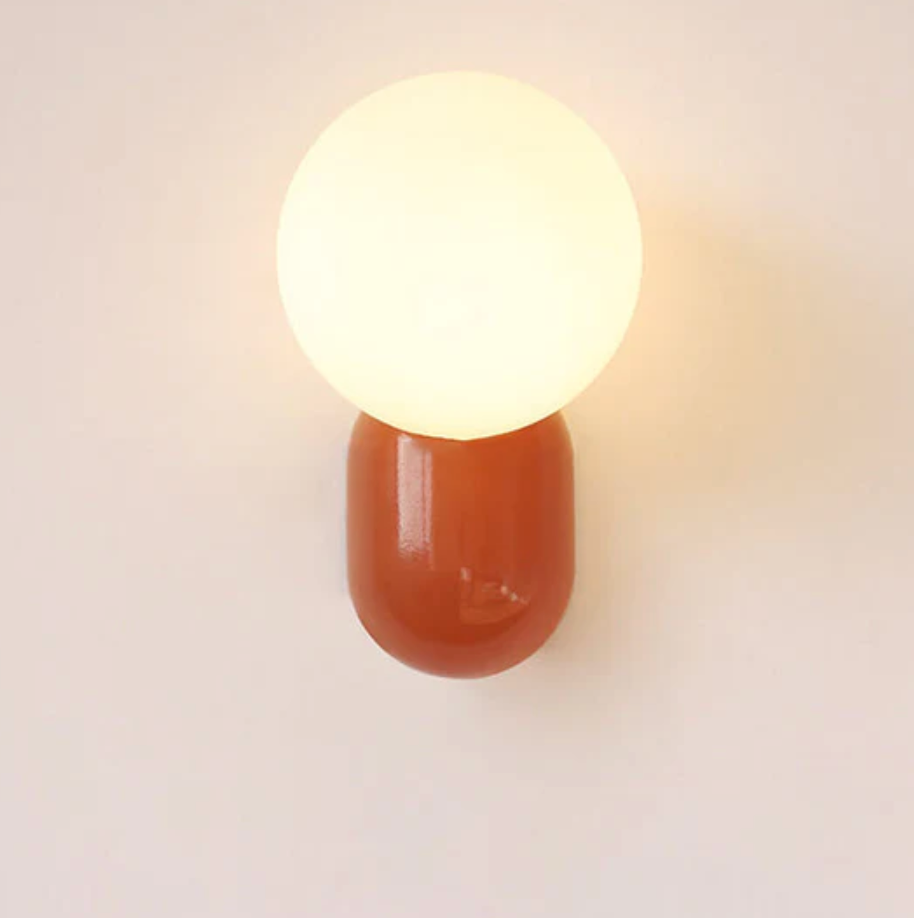 Moderne væglampe med kugleformet skærm og LED