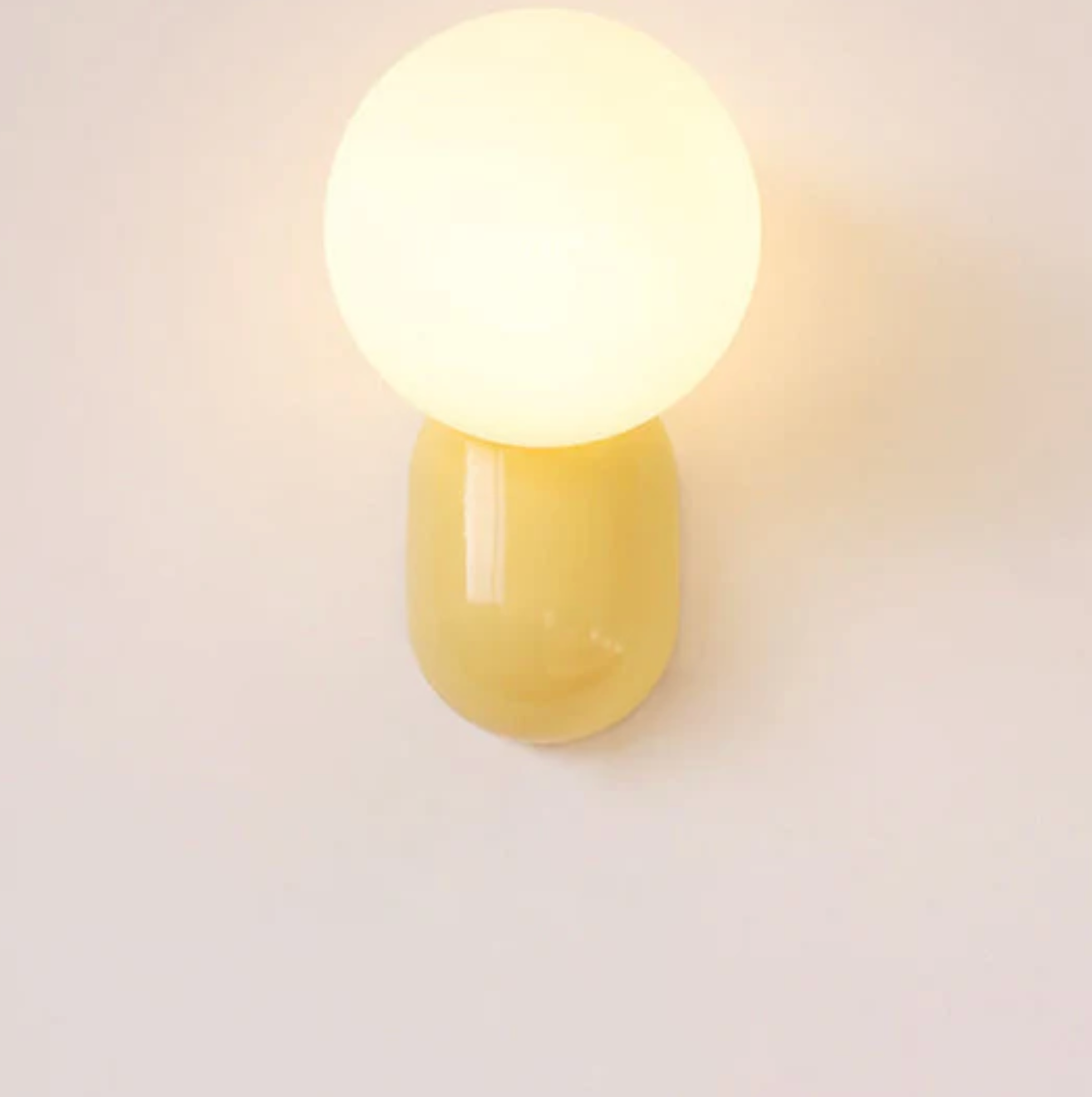 Moderne væglampe med kugleformet skærm og LED