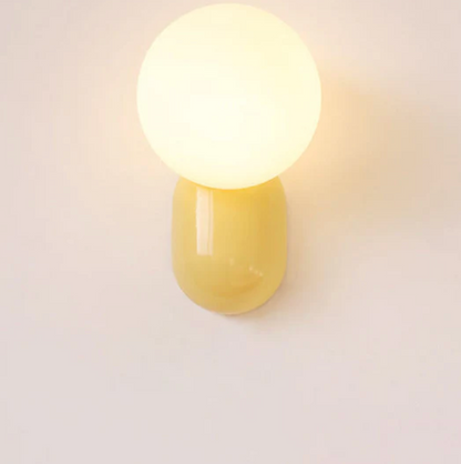 Moderne væglampe med kugleformet skærm og LED