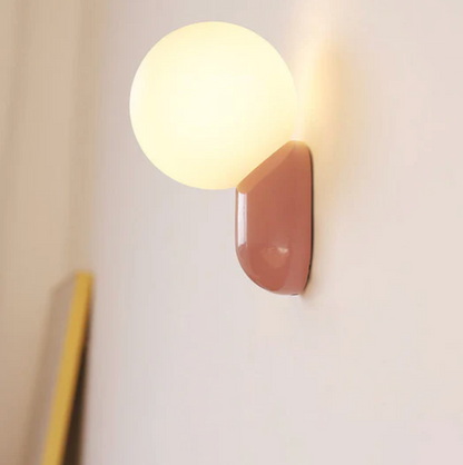 Moderne væglampe med kugleformet skærm og LED