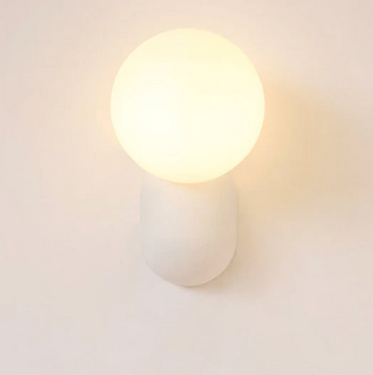 Moderne væglampe med kugleformet skærm og LED