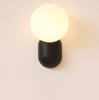 Moderne væglampe med kugleformet skærm og LED