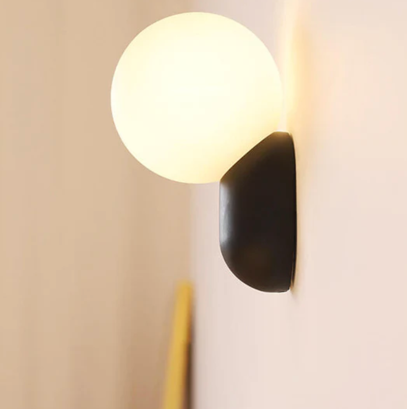 Moderne væglampe med kugleformet skærm og LED