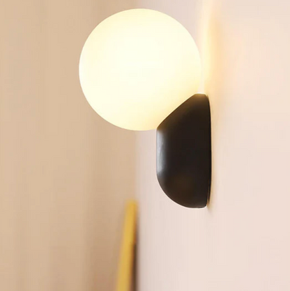 Moderne væglampe med kugleformet skærm og LED