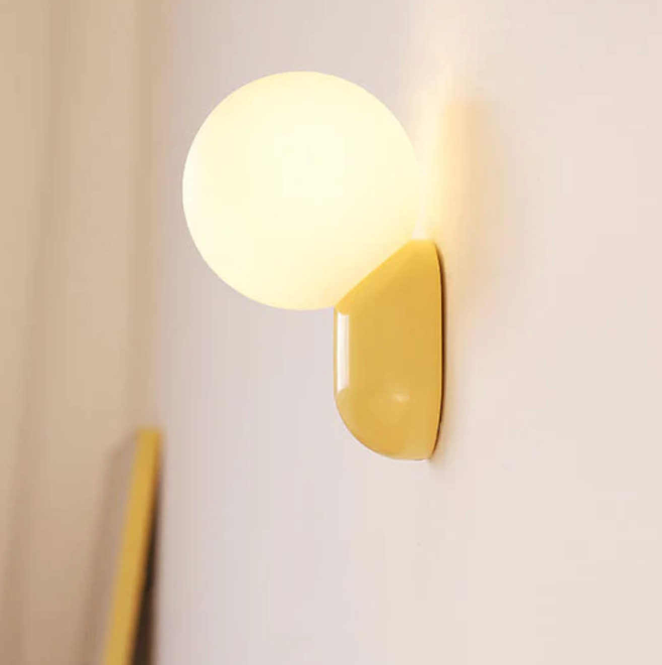 Moderne væglampe med kugleformet skærm og LED