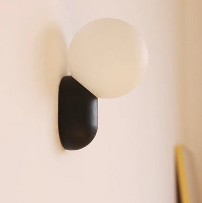 Moderne væglampe med kugleformet skærm og LED