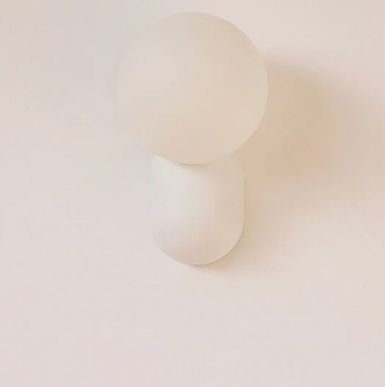 Moderne væglampe med kugleformet skærm og LED