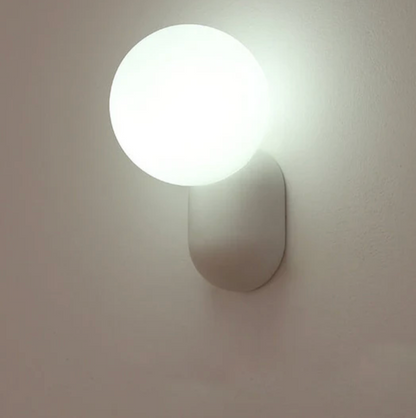 Moderne væglampe med kugleformet skærm og LED