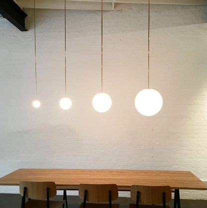 Kugleformet pendellampe med LED