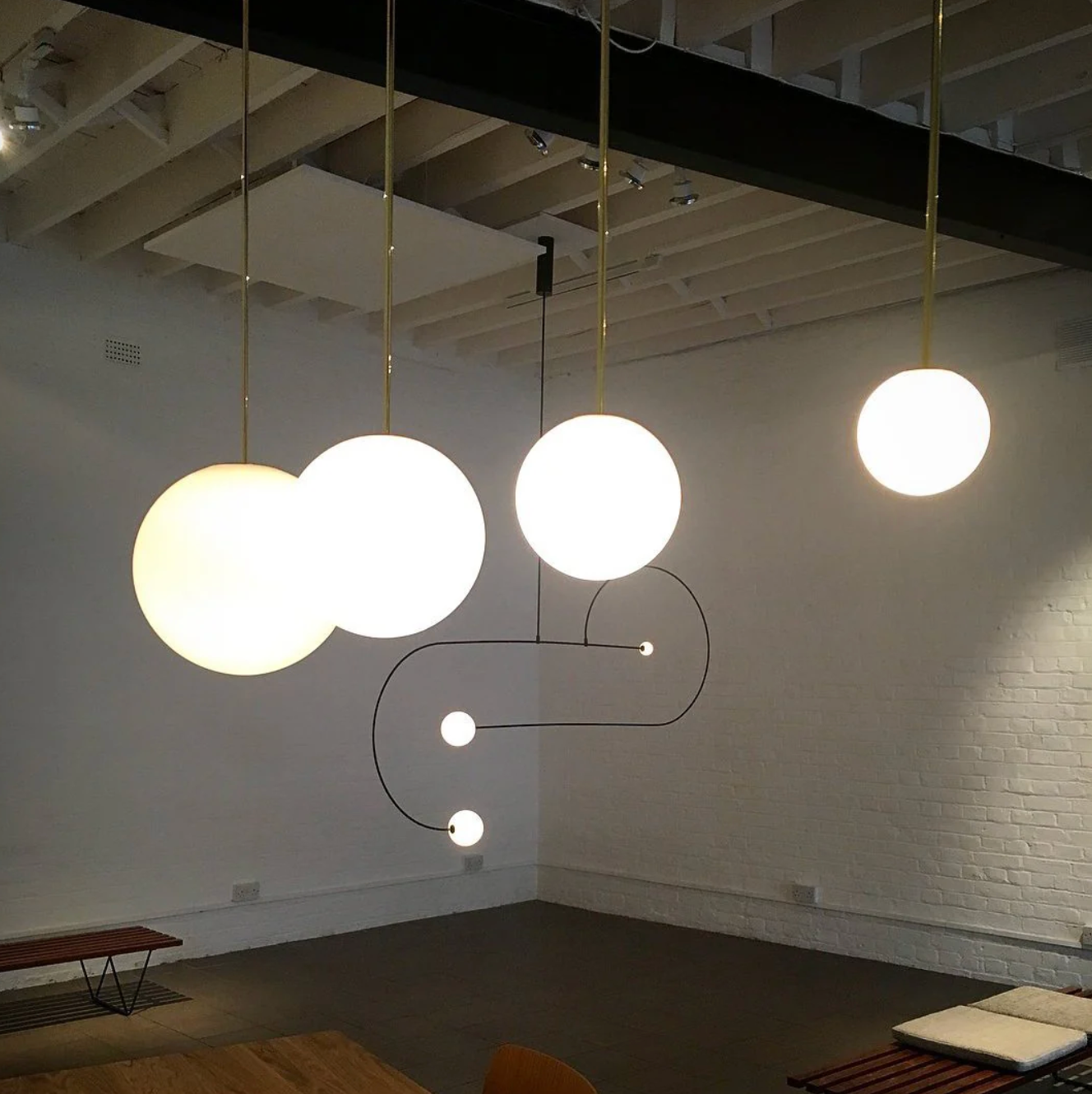 Kugleformet pendellampe med LED