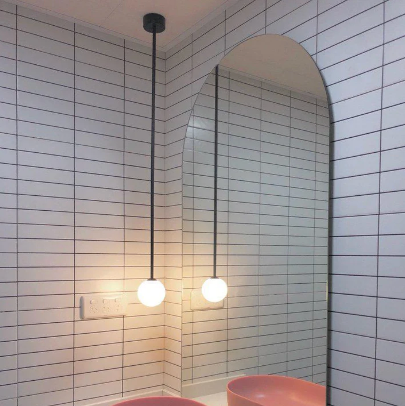 Kugleformet pendellampe med LED