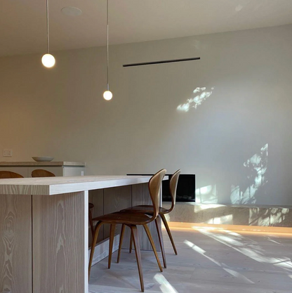 Kugleformet pendellampe med LED