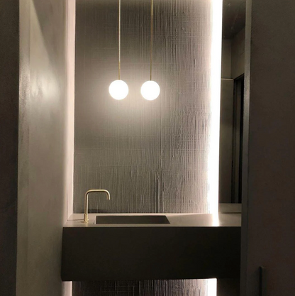 Kugleformet pendellampe med LED