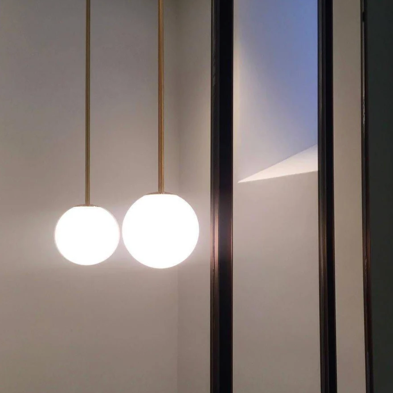Kugleformet pendellampe med LED