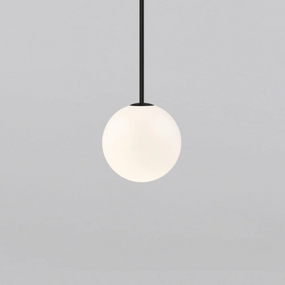 Kugleformet pendellampe med LED
