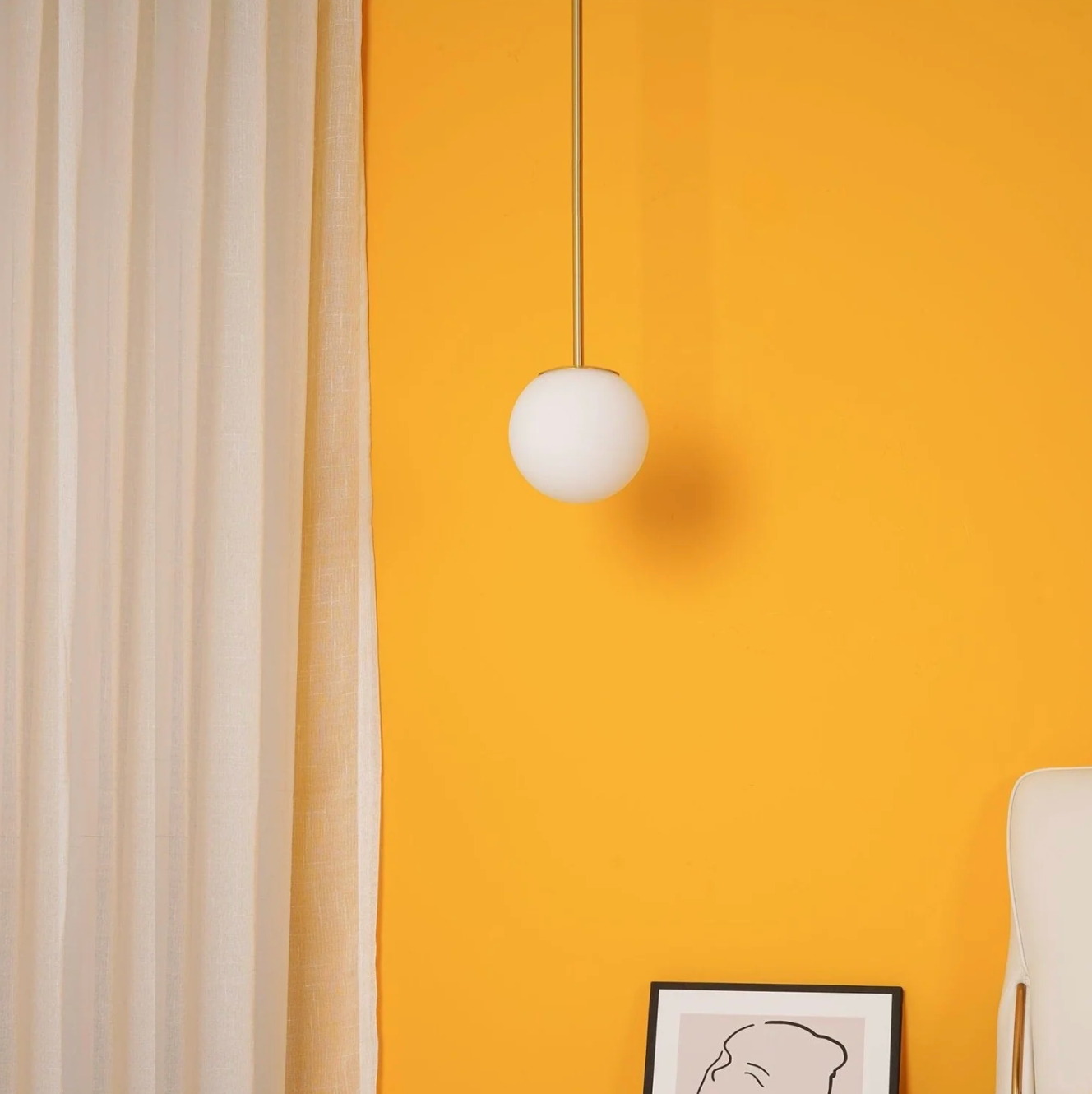 Kugleformet pendellampe med LED