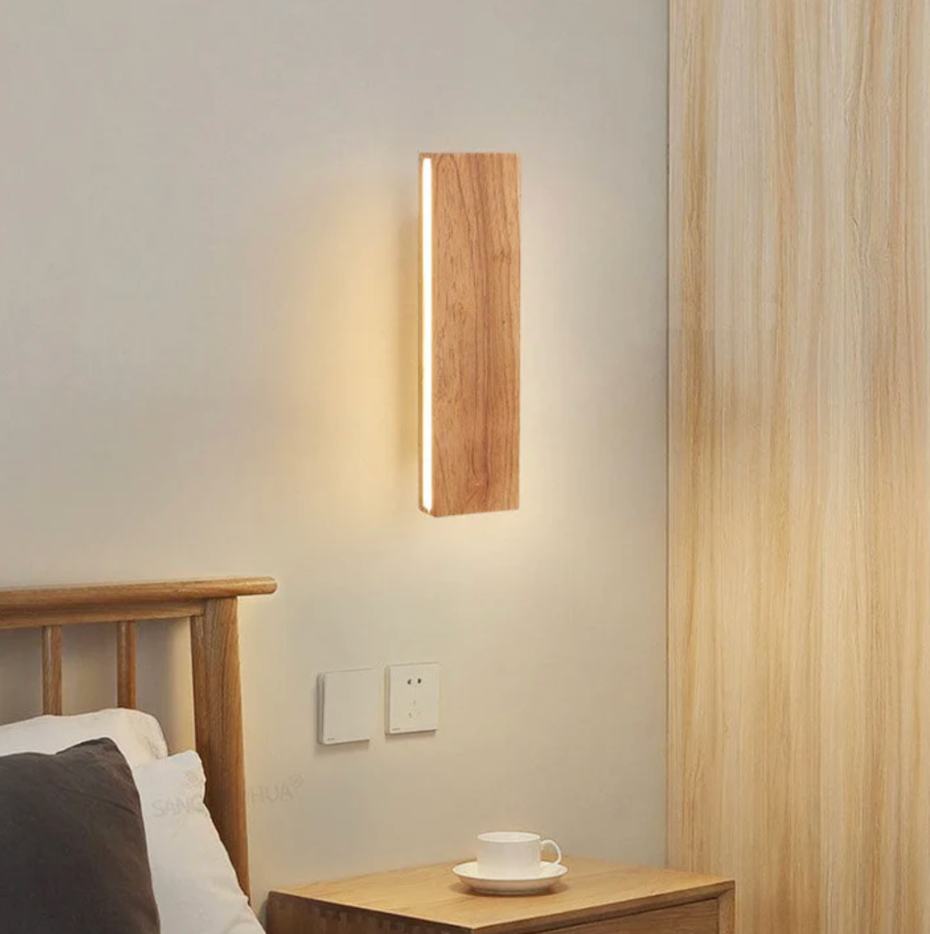 Træ væglampe med LED – minimalistisk linjelampe
