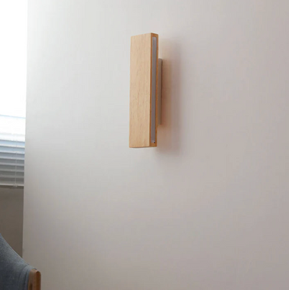 Træ væglampe med LED – minimalistisk linjelampe