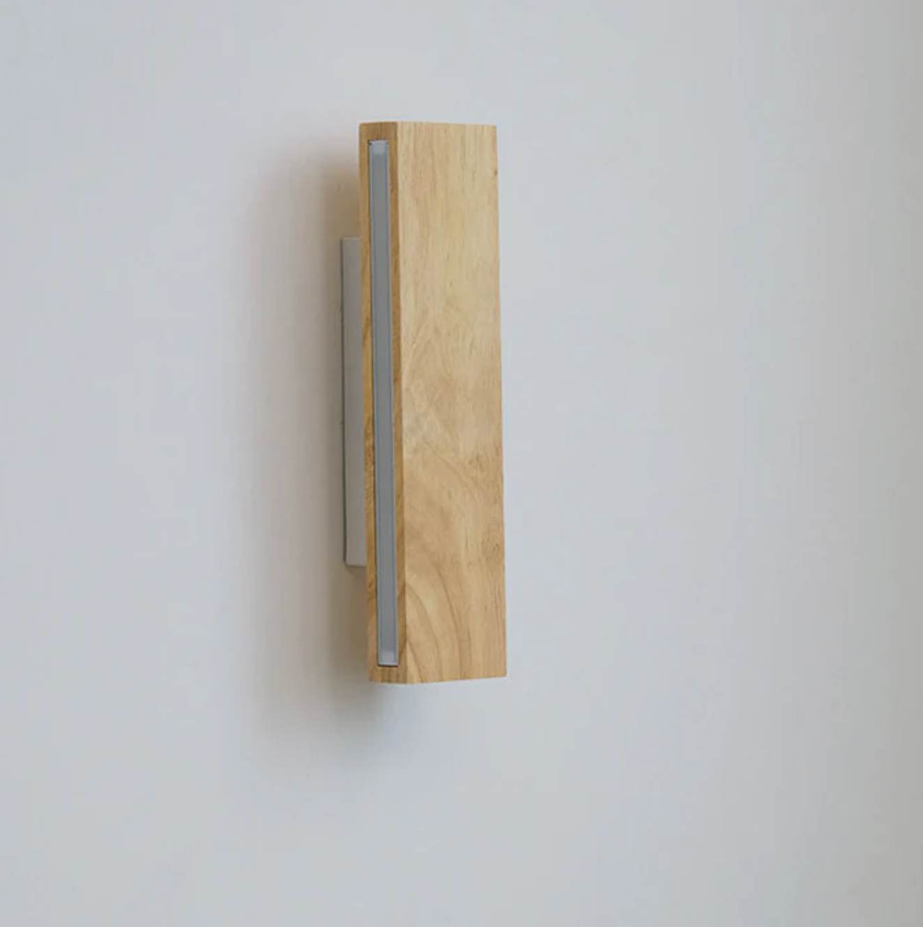 Træ væglampe med LED – minimalistisk linjelampe