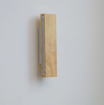 Træ væglampe med LED – minimalistisk linjelampe