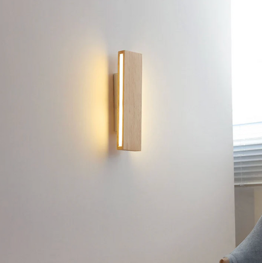 Træ væglampe med LED – minimalistisk linjelampe