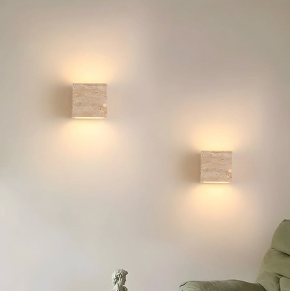 Væglampe i naturlig travertin – minimalistisk stenvæglampe