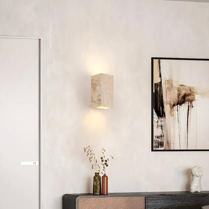 Væglampe i naturlig travertin – minimalistisk stenvæglampe