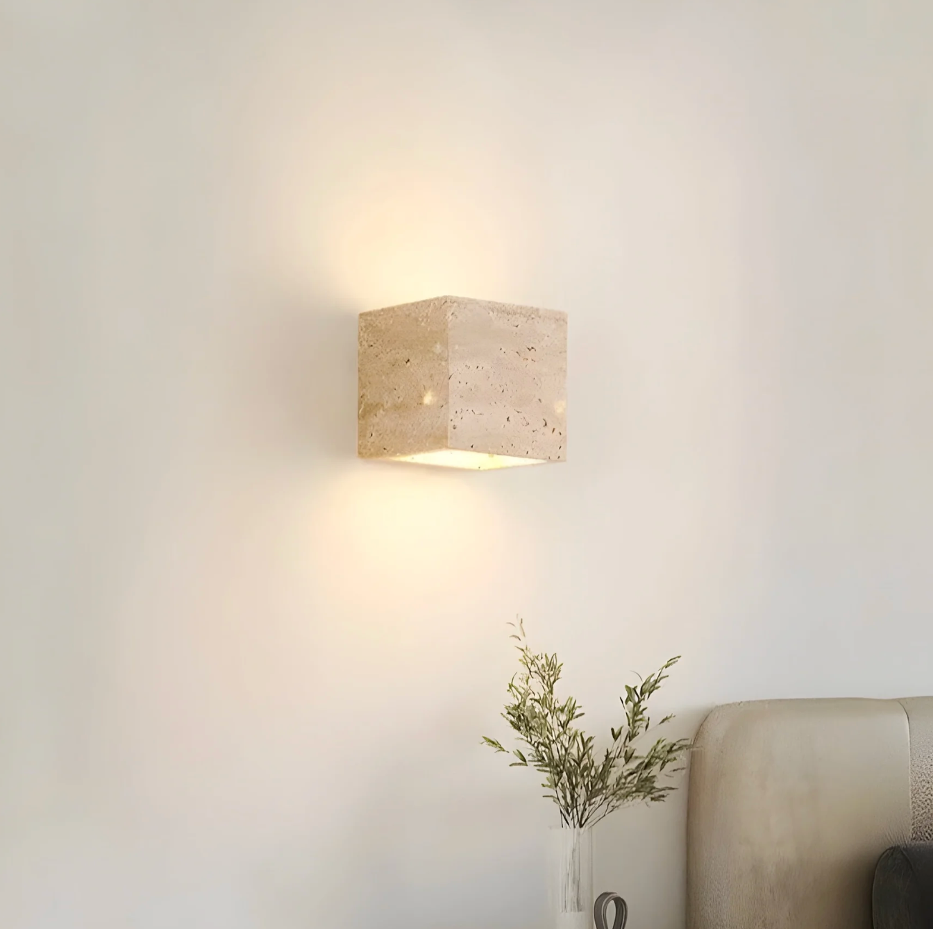 Væglampe i naturlig travertin – minimalistisk stenvæglampe