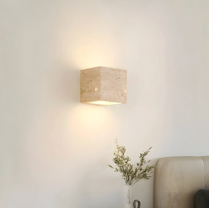 Væglampe i naturlig travertin – minimalistisk stenvæglampe