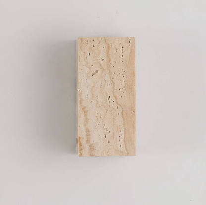 Væglampe i naturlig travertin – minimalistisk stenvæglampe