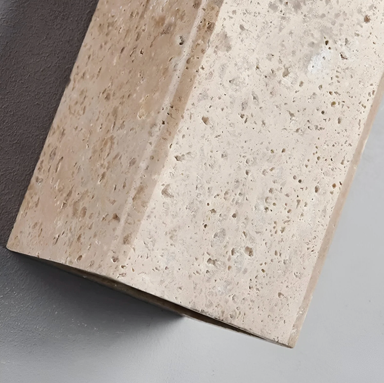 Væglampe i naturlig travertin – minimalistisk stenvæglampe