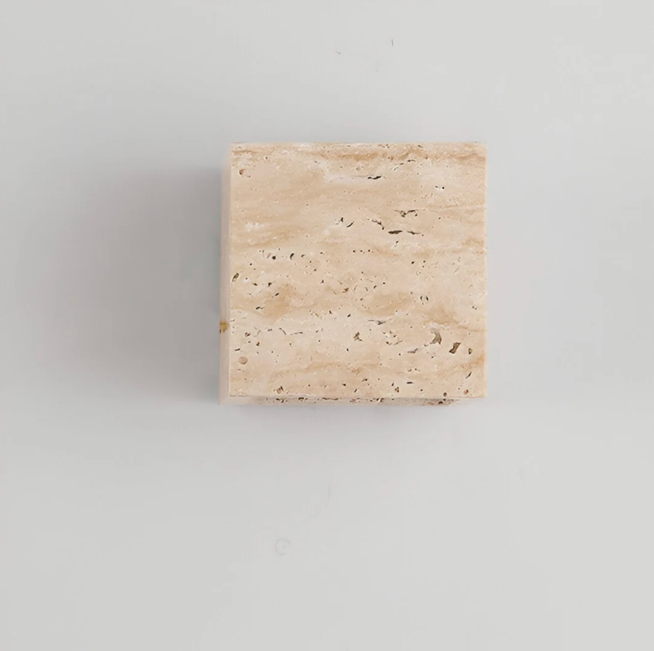 Væglampe i naturlig travertin – minimalistisk stenvæglampe
