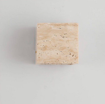 Væglampe i naturlig travertin – minimalistisk stenvæglampe